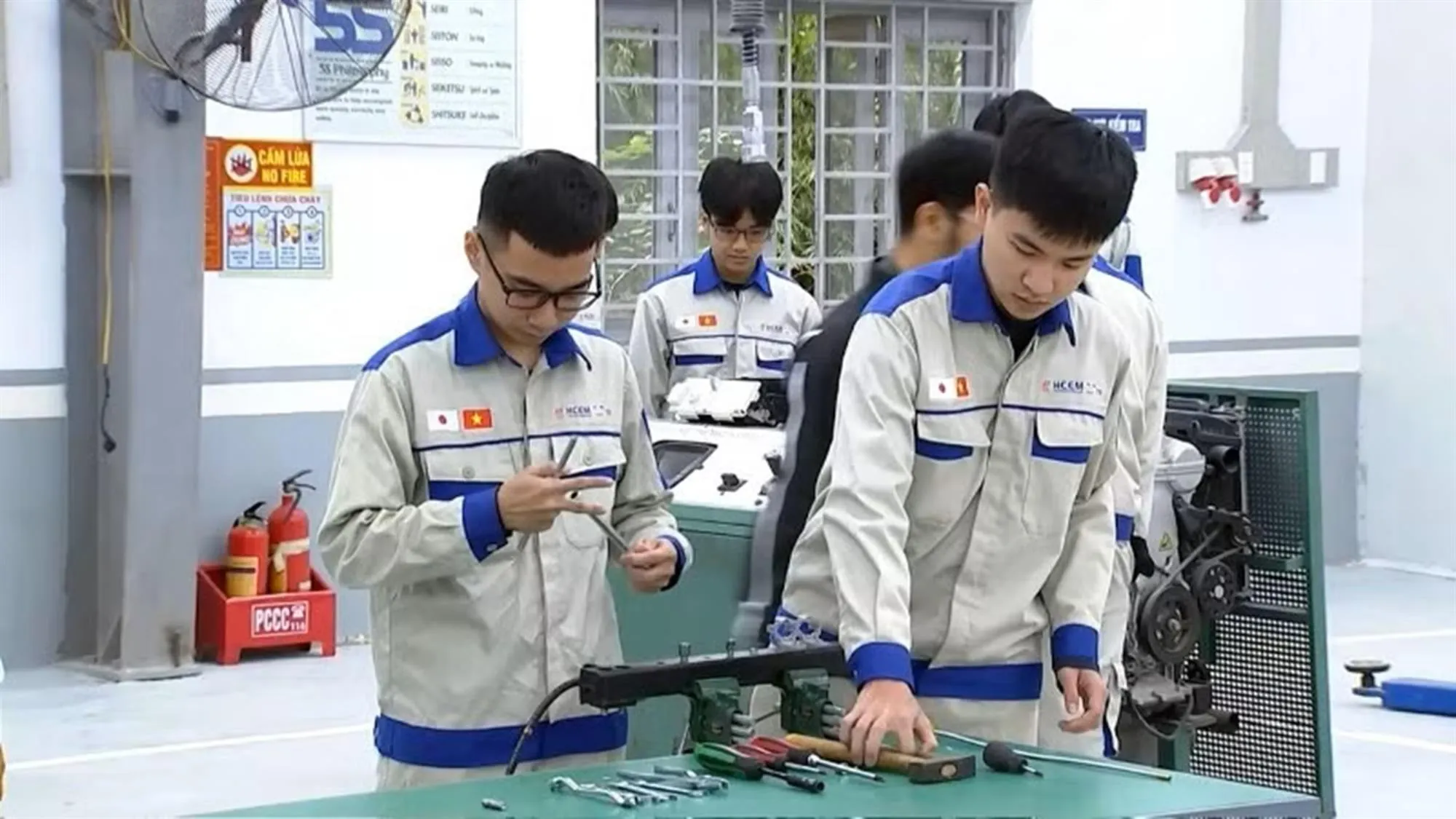 Học viên trong giờ thực hành nghề công nghệ ô-tô - Ảnh: Thu Trang - Nhân Dân