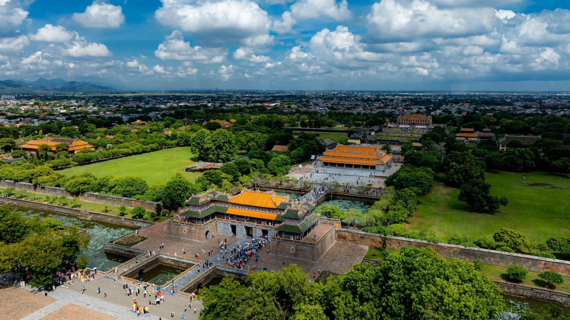 Chính sách miễn phí vé là hoạt động thiết thực nhằm tạo điều kiện để người dân có cơ hội tham quan, tìm hiểu sâu hơn về những giá trị lịch sử, văn hóa đặc sắc của Quần thể Di tích Cố đô Huế - Di sản Văn hóa Thế giớI - Ảnh: T.N - Pháp Luật