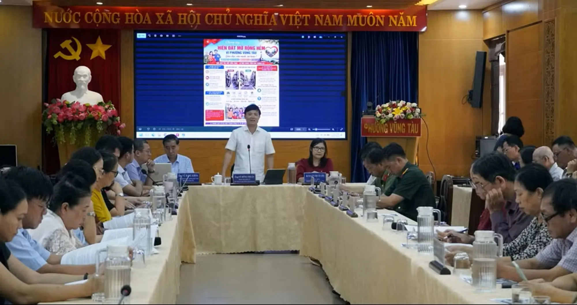 Ông Vũ Hồng Thuấn (đứng), Chủ tịch Ủy ban nhân dân phường Vũng Tàu phát biểu tại hội nghị - Ảnh: Lê Đình Thìn - Nhân Dân
