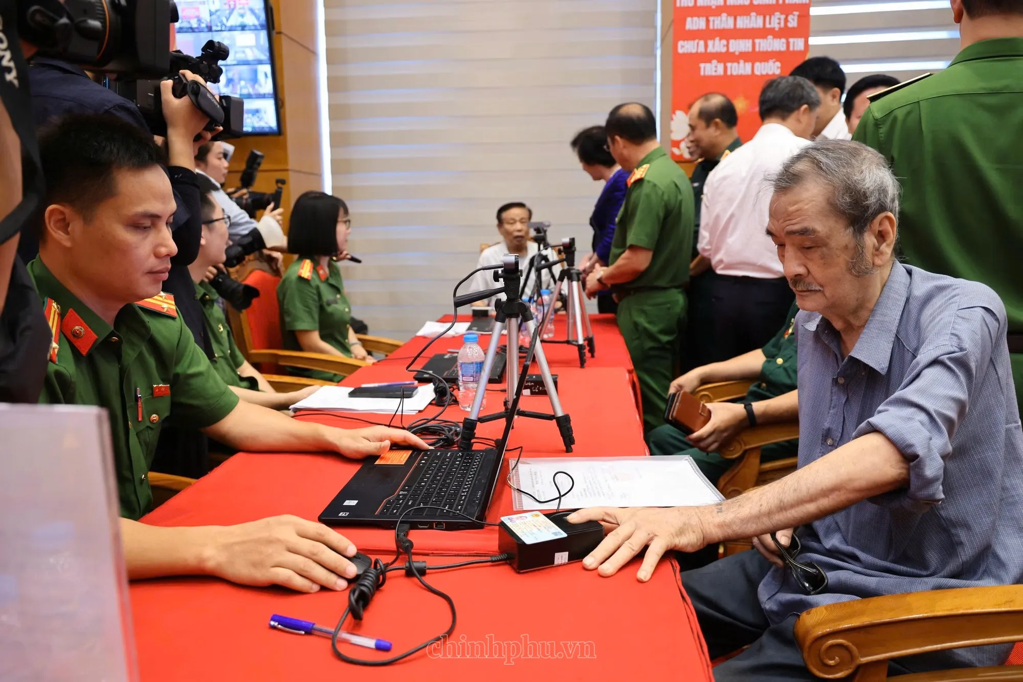 Thu nhận mẫu sinh phẩm ADN thân nhân liệt sĩ chưa xác định thông tin - Ảnh: Chính phủ