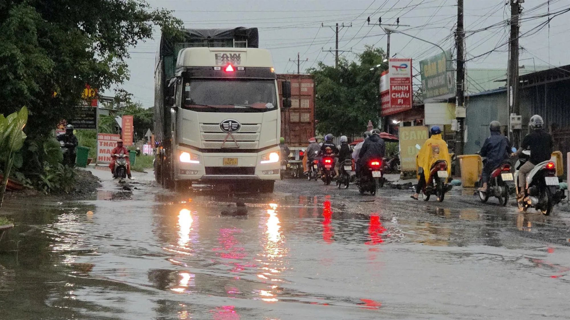 Mặt đường xuống cấp khiến việc đi lại của người dân gặp nhiều khó khăn, nhất là trong những ngày mưa.