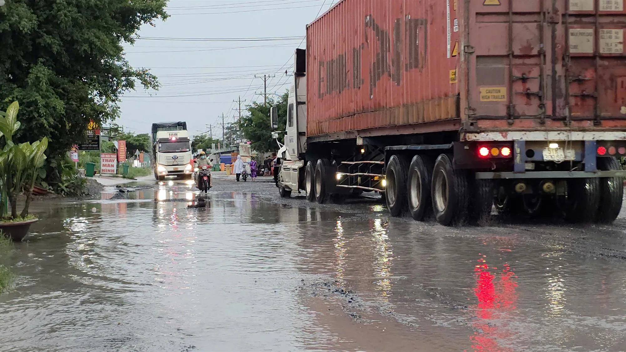 Mặt đường xuống cấp khiến việc đi lại của người dân gặp nhiều khó khăn, nhất là trong những ngày mưa.