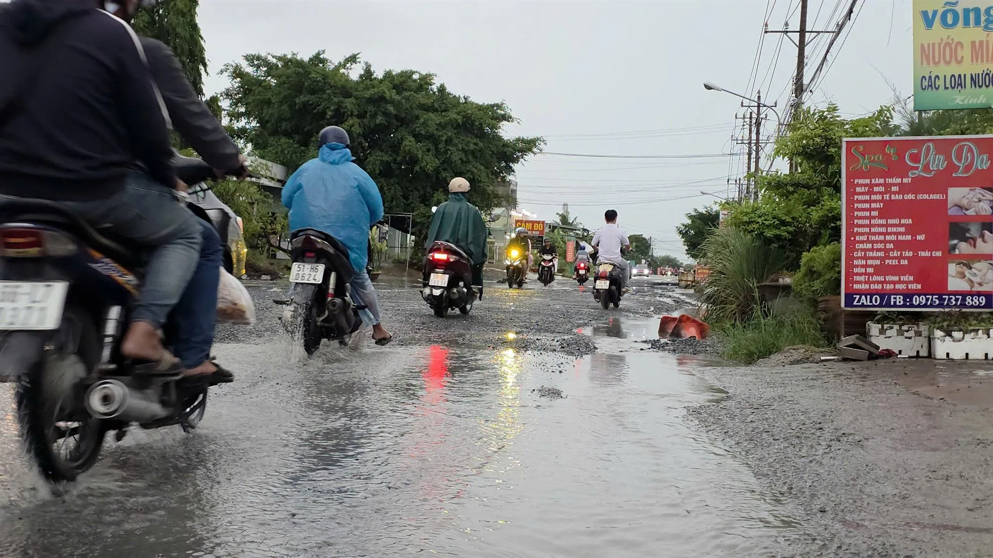 Mặt đường xuống cấp khiến việc đi lại của người dân gặp nhiều khó khăn, nhất là trong những ngày mưa.