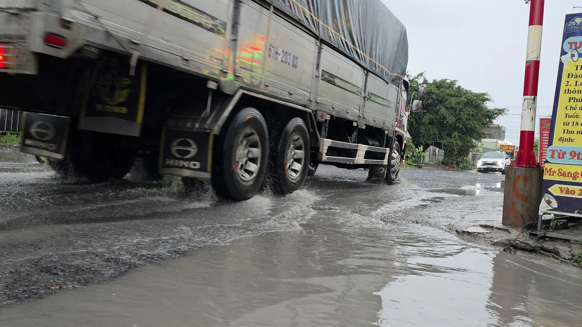 Mặt đường xuống cấp khiến việc đi lại của người dân gặp nhiều khó khăn, nhất là trong những ngày mưa.