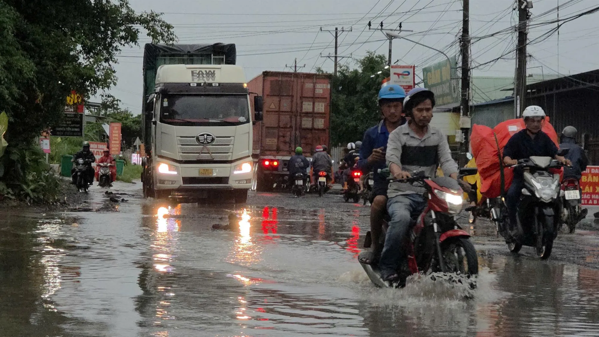Mặt đường xuống cấp khiến việc đi lại của người dân gặp nhiều khó khăn, nhất là trong những ngày mưa.