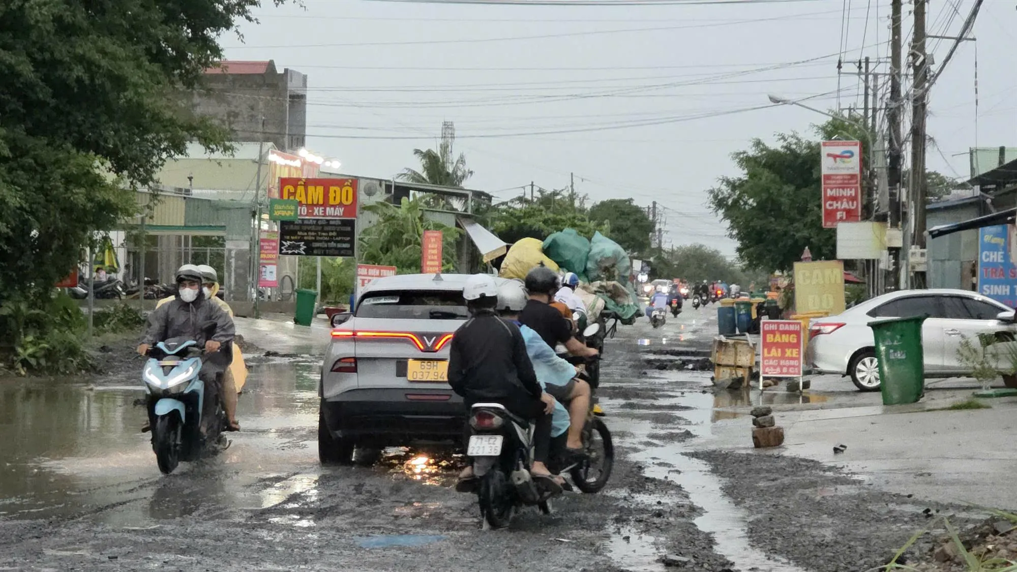 Mặt đường xuống cấp khiến việc đi lại của người dân gặp nhiều khó khăn, nhất là trong những ngày mưa.