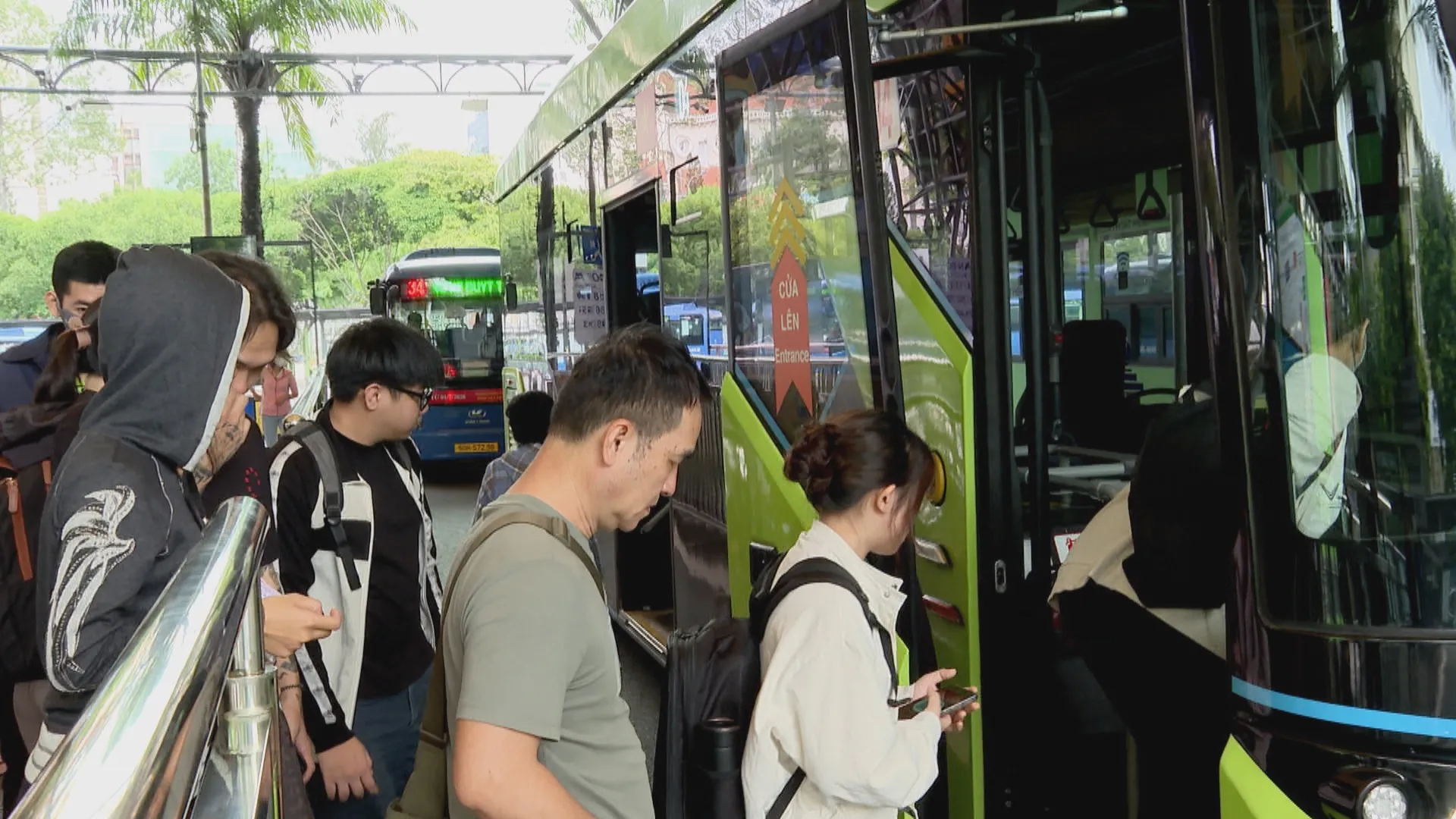 Trong thời gian chờ cấp thẻ, người được miễn vé vẫn có thể sử dụng các hình thức định danh theo quy định