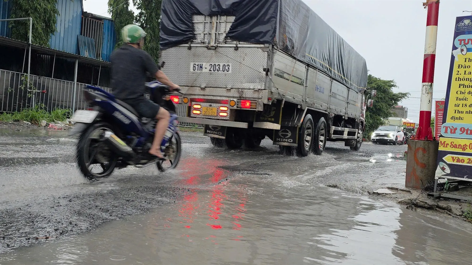 Một số đoạn đường xuất hiện tình trạng lầy lội, trơn trượt, tiềm ẩn nguy cơ mất an toàn khi lưu thông