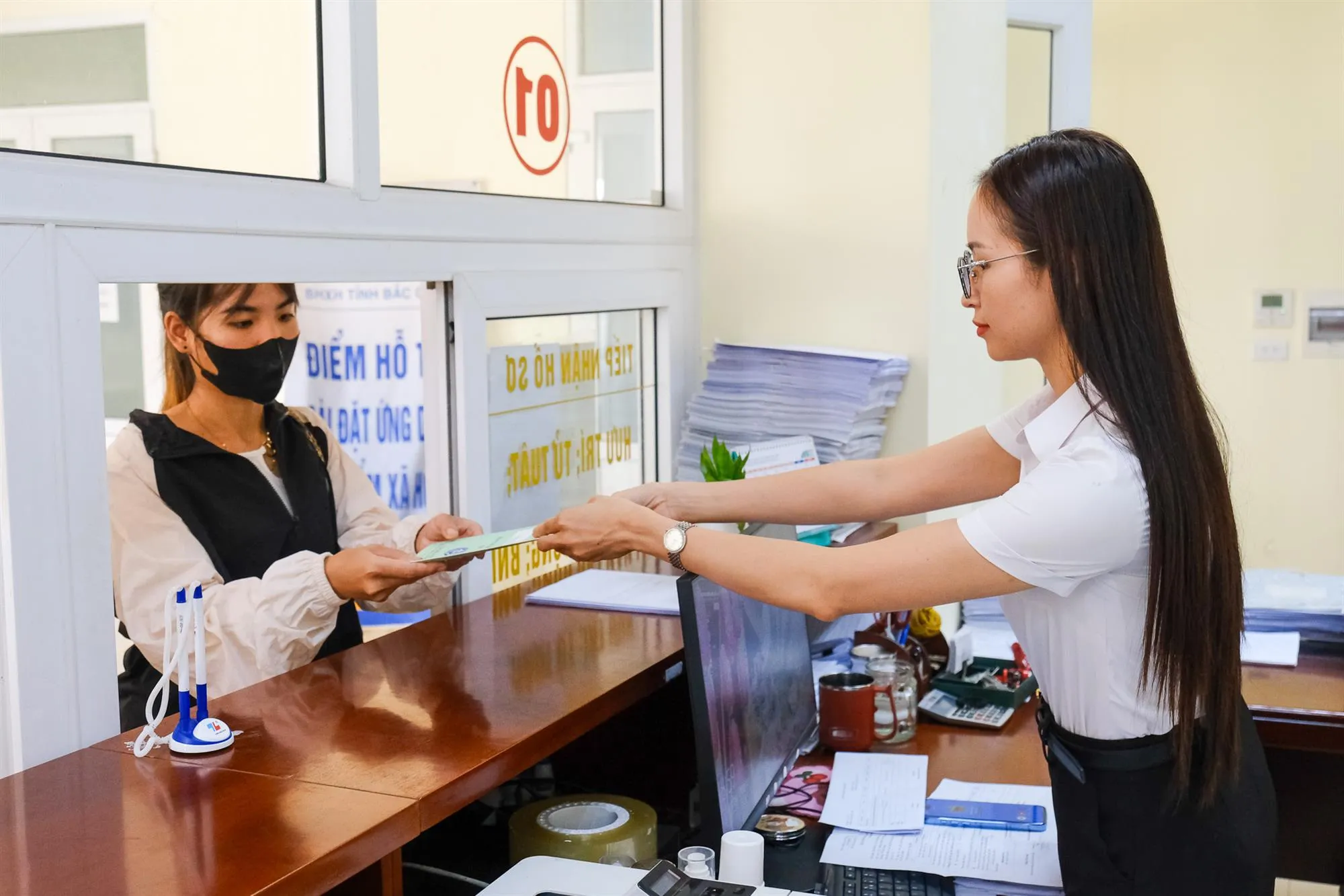 Người lao động đến làm thủ tục bảo hiểm - Ảnh: TTO
