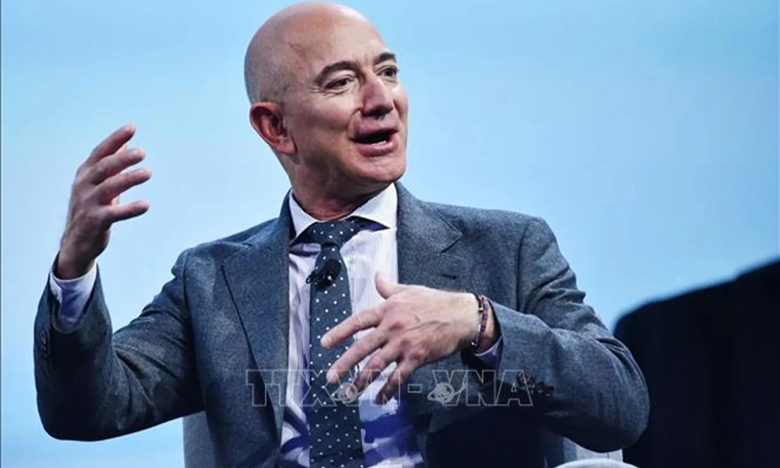 Tỷ phú Jeff Bezos góp vốn mua 1/3 cổ phần Liverpool