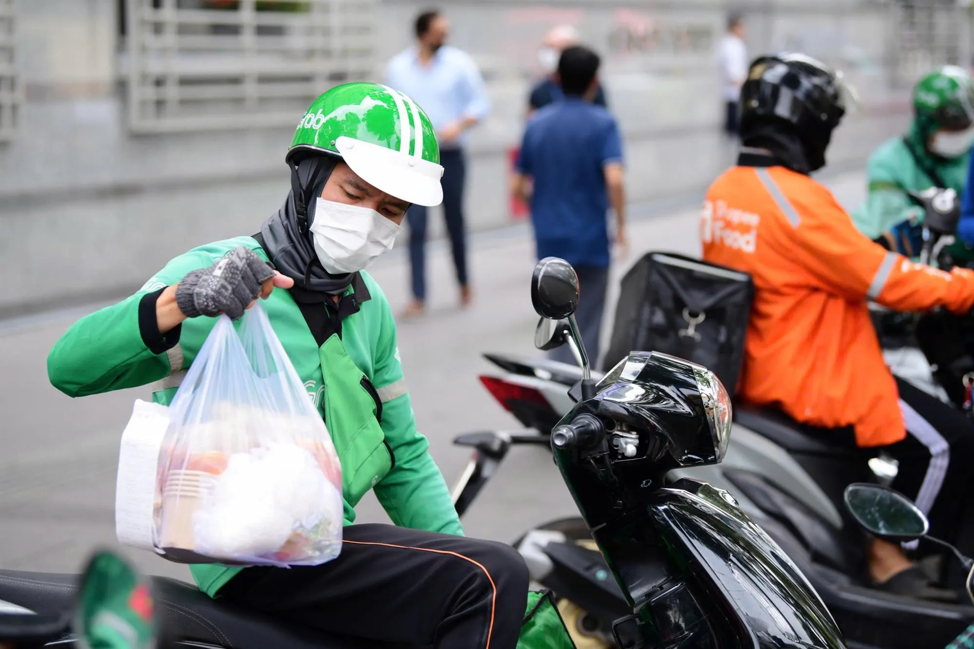 Tài xế xe công nghệ và shipper, lực lượng lao động rất đông đảo ở các đô thị như TP. Hồ Chí Minh - TTO