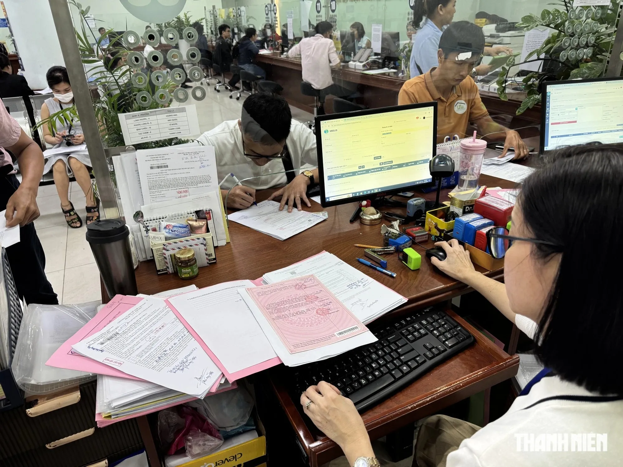Đề xuất cấp sổ hồng điện tử lần đầu trên không gian số hoàn toàn khả thi - Ảnh: Đình Sơn - Thanh Niên