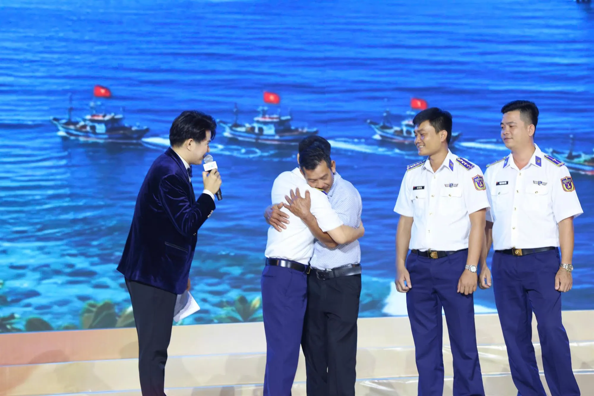 Giao lưu cùng anh Sơn và 3 thành viên trong ekip Tàu Cảnh sát biển 8005 trực tiếp tham gia cứu anh Sơn
