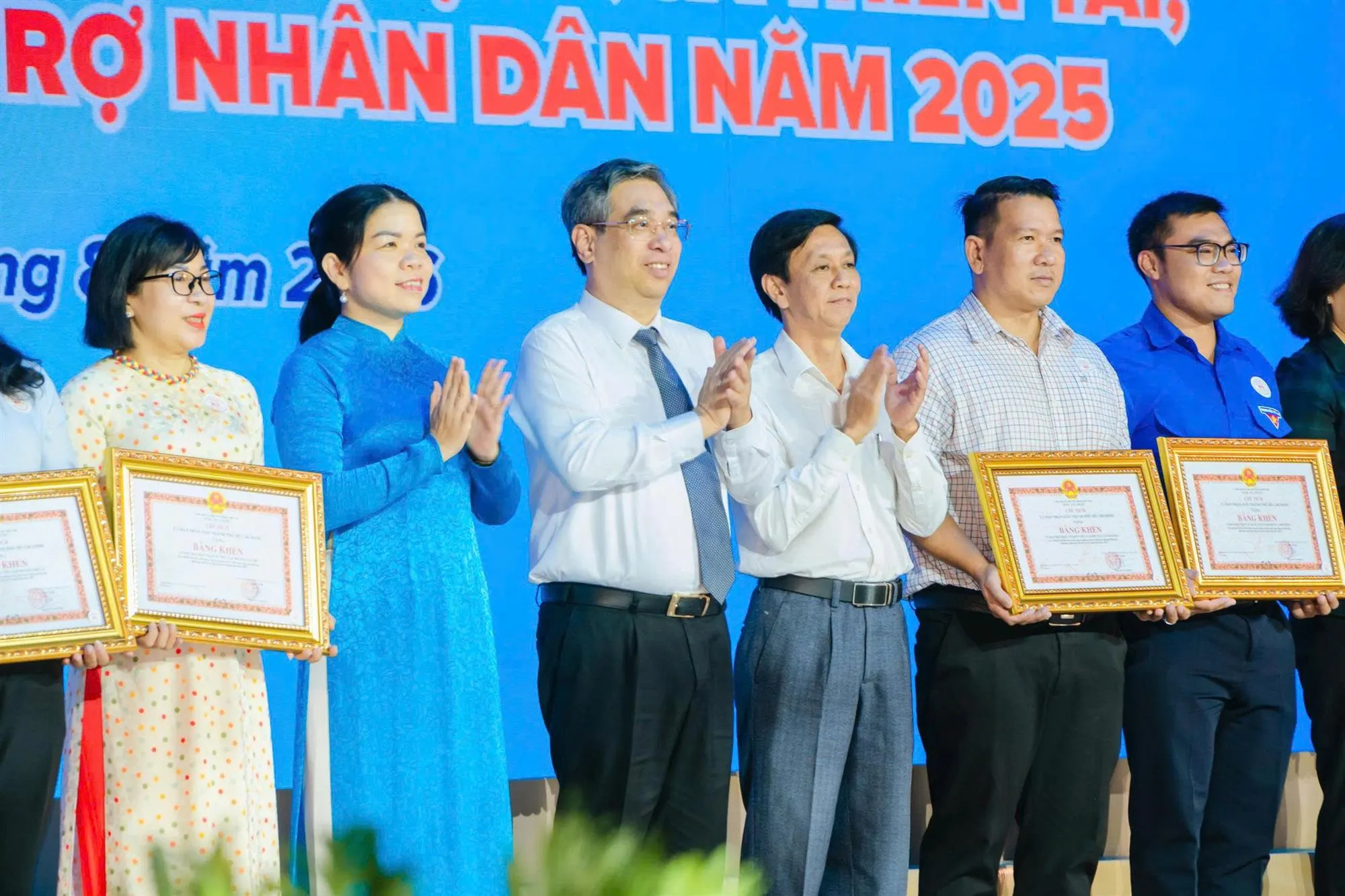 Ủy ban MTTQ Việt Nam Thành vinh danh, trao Bằng khen của Ủy ban Nhân dân Thành phố cho các tập thể, cá nhân - Ảnh: MTTQ TP