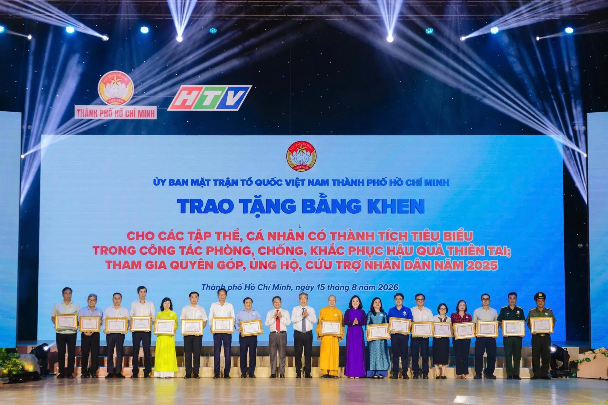 Ủy ban MTTQ Việt Nam Thành vinh danh, trao Bằng khen của Ủy ban Nhân dân Thành phố cho các tập thể, cá nhân - Ảnh: MTTQ TP
