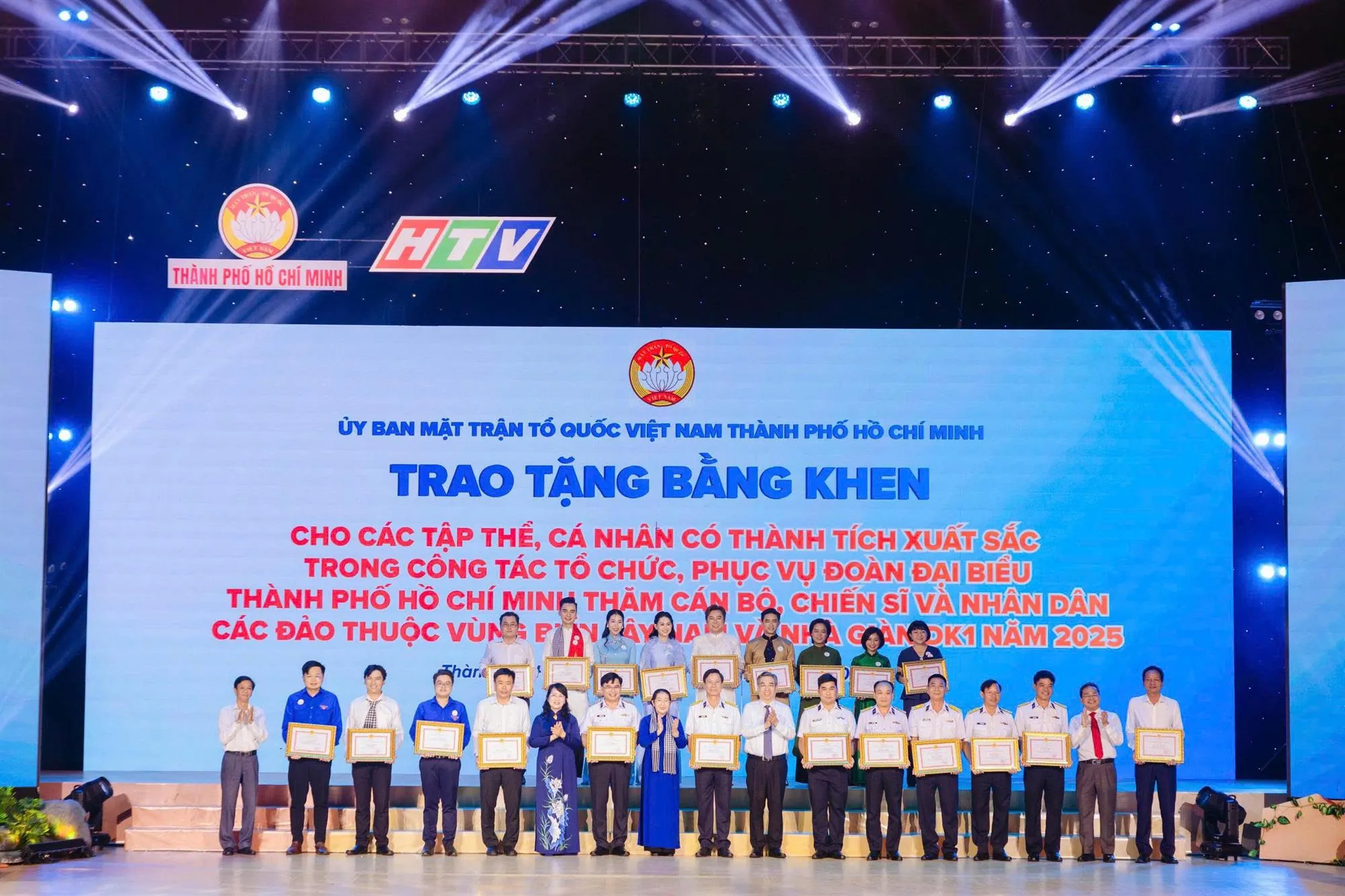 Ủy ban MTTQ Việt Nam Thành vinh danh, trao Bằng khen của Ủy ban Nhân dân Thành phố cho các tập thể, cá nhân - Ảnh: MTTQ TP