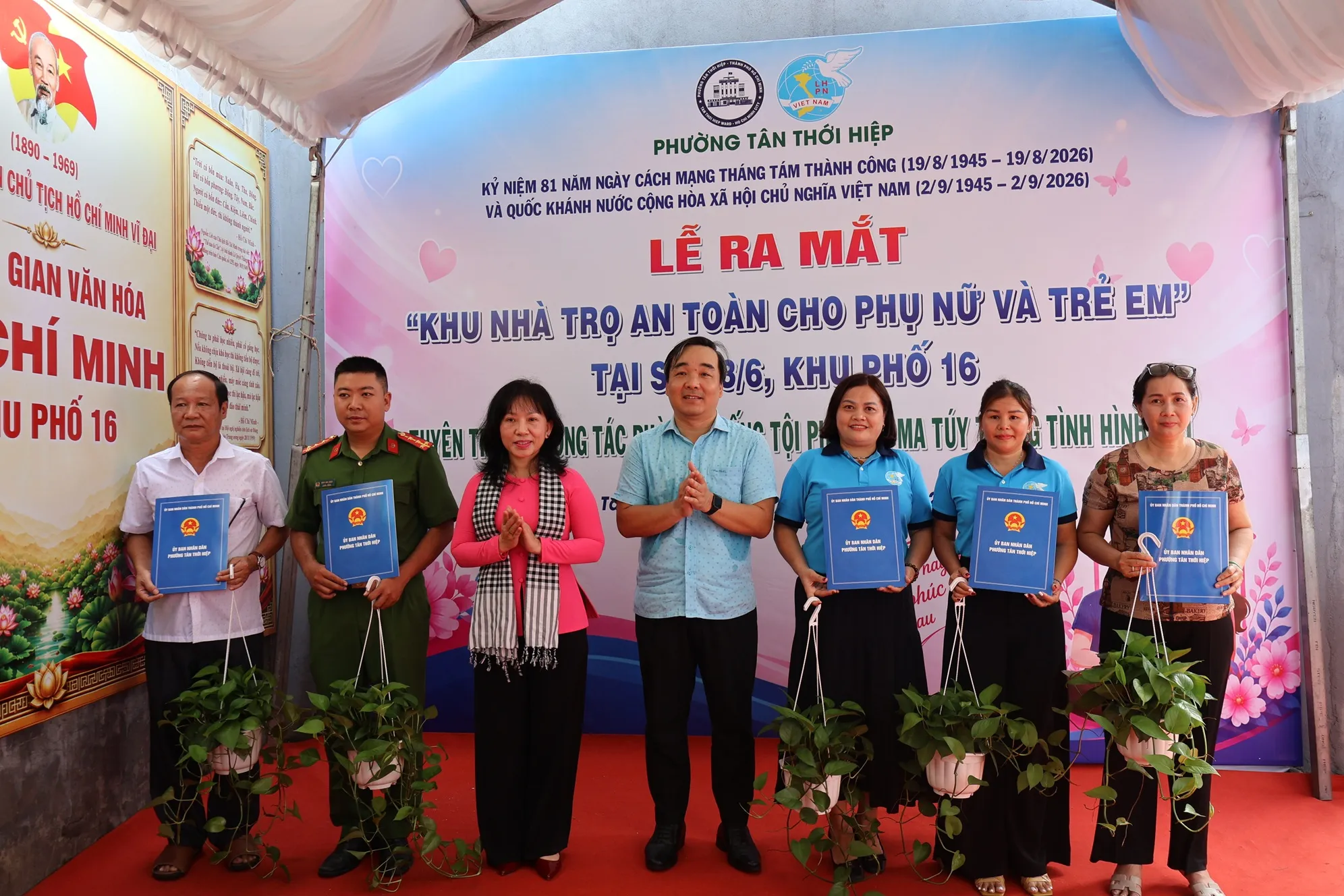 Lễ ra mắt mô hình “Khu nhà trọ an toàn cho phụ nữ và trẻ em gắn với xây dựng Không gian văn hóa Hồ Chí Minh” tại khu nhà trọ 23/6 - Ảnh: Kim Anh