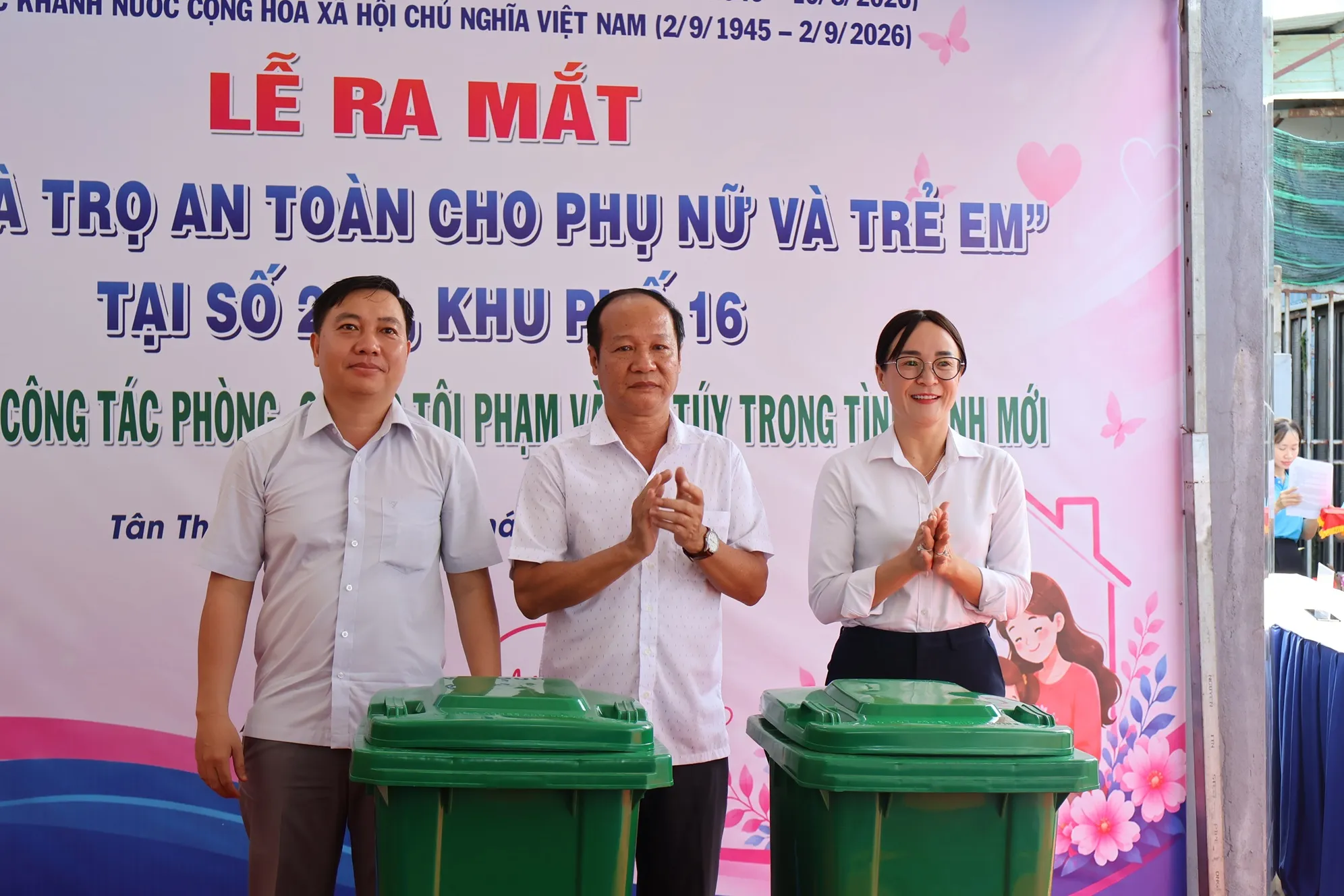 Chương trình trao phương tiện đựng rác cho khu nhà trọ và 3 bộ sách giáo khoa, ba lô cho trẻ em có hoàn cảnh khó khăn - Ảnh: Kim Anh