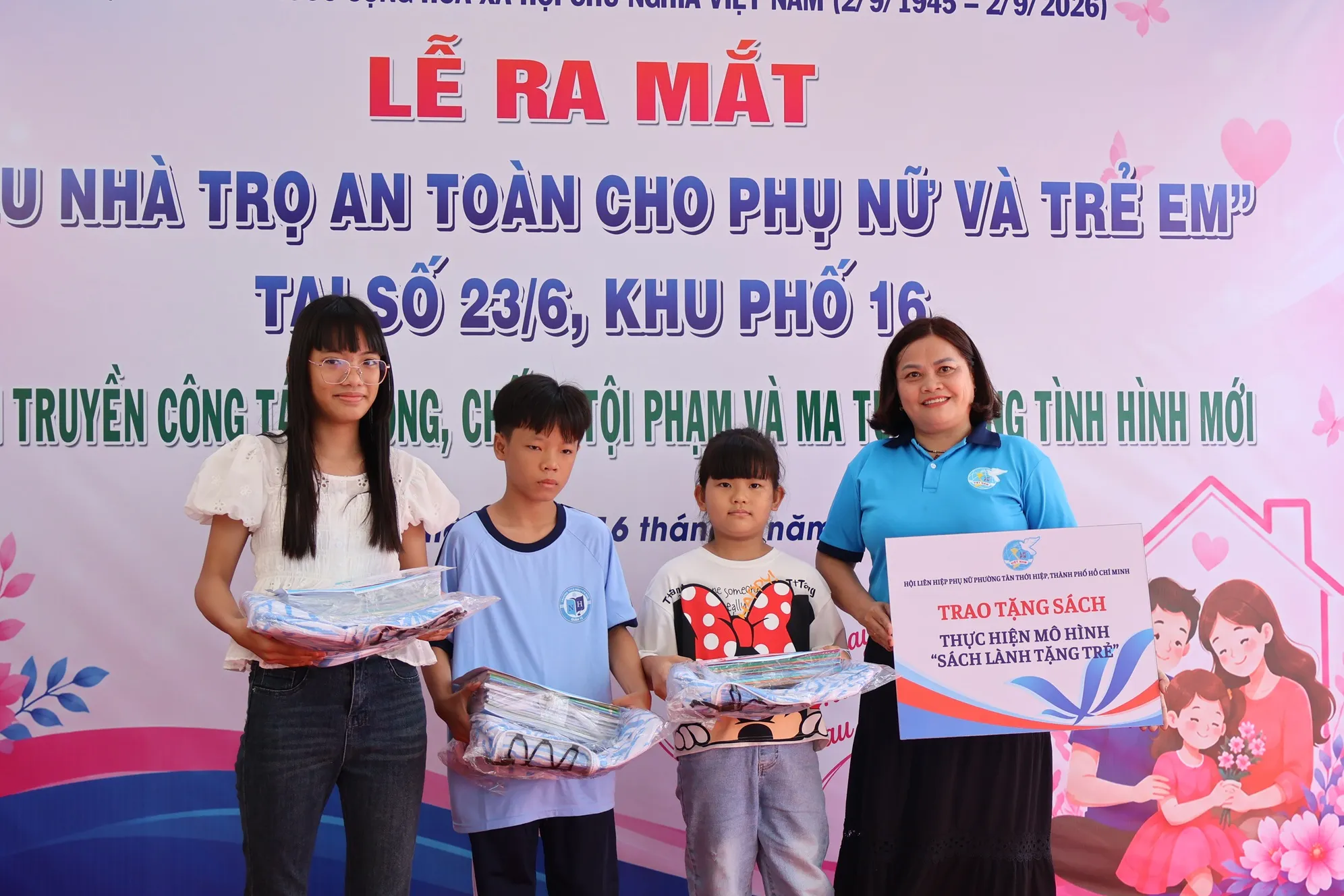 Chương trình trao phương tiện đựng rác cho khu nhà trọ và 3 bộ sách giáo khoa, ba lô cho trẻ em có hoàn cảnh khó khăn - Ảnh: Kim Anh