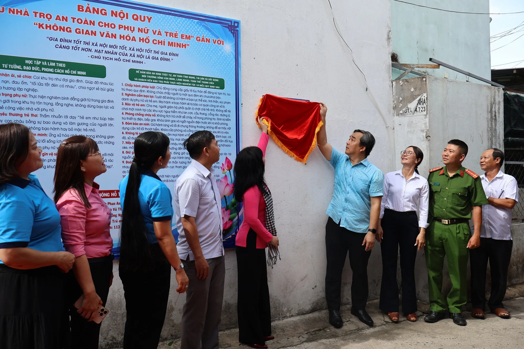 Lễ ra mắt mô hình “Khu nhà trọ an toàn cho phụ nữ và trẻ em gắn với xây dựng Không gian văn hóa Hồ Chí Minh” tại khu nhà trọ 23/6 - Ảnh: Kim Anh