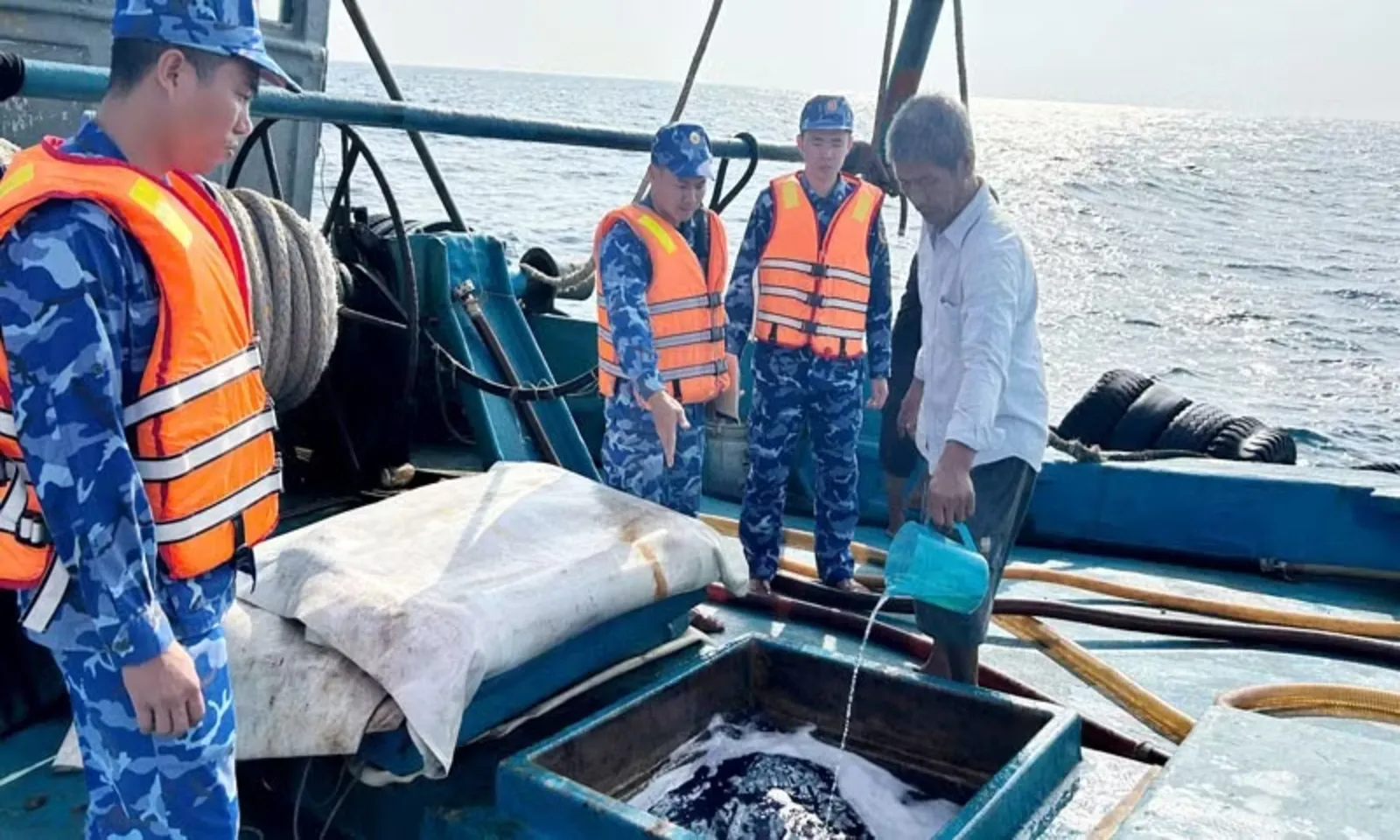 Bắt giữ tàu chở 130.000 lít dầu D.O. không có hóa đơn, chứng từ - Ảnh 1