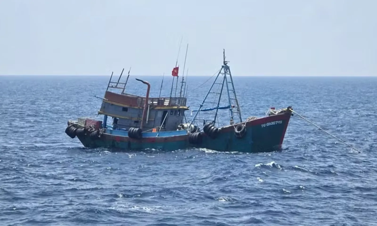 Bắt giữ tàu chở 130.000 lít dầu D.O. không có hóa đơn, chứng từ - Ảnh 2