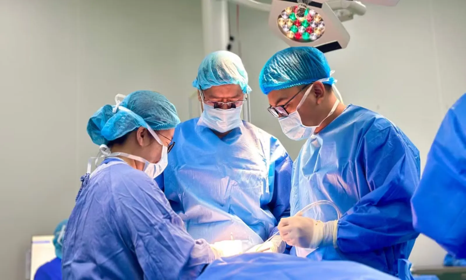 Bé trai 26 tháng tuổi được nối thần kinh mặt sau khi bị chó tấn công