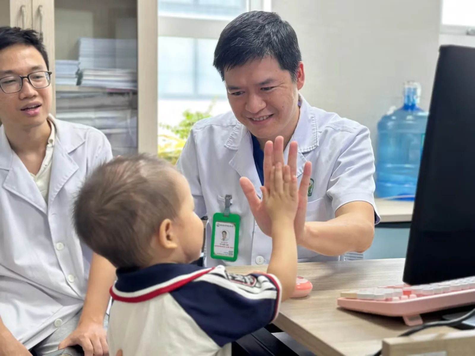 Bé trai 26 tháng tuổi được nối thần kinh mặt sau khi bị chó tấn công - Ảnh 2