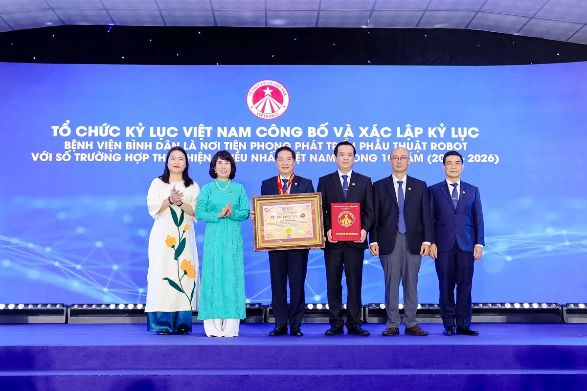 Đại diện tổ chức Kỷ lục Việt Nam trao xác nhận kỷ lục Việt Nam về số ca phẫu thuật robot nhiều nhất trong 10 năm cho Bệnh viện Bình Dân