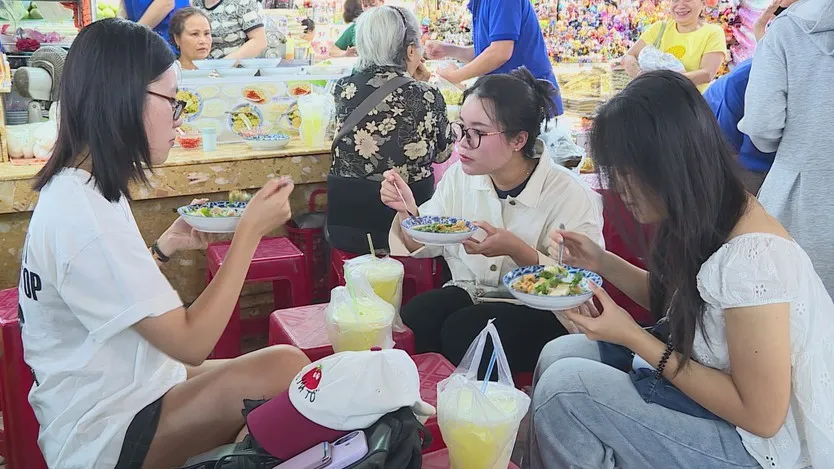 Tăng cường kiểm soát an toàn thực phẩm tại các chợ truyền thống - Ảnh 4
