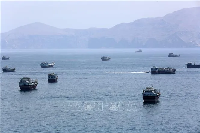 Tàu thuyền tại eo biển Hormuz gần thị trấn Khasab, phía Bắc Oman ngày 20/6/2026. Ảnh: IRNA/TXVN phát