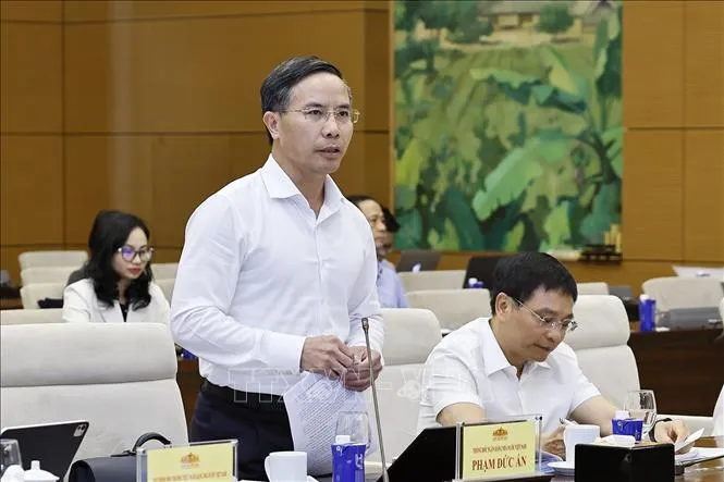 Thống đốc Ngân hàng Nhà nước Phạm Đức Ấn trình bày báo cáo tiếp thu, giải trình và chỉnh lý dự thảo (Ảnh: Doãn Tấn/TTXVN)