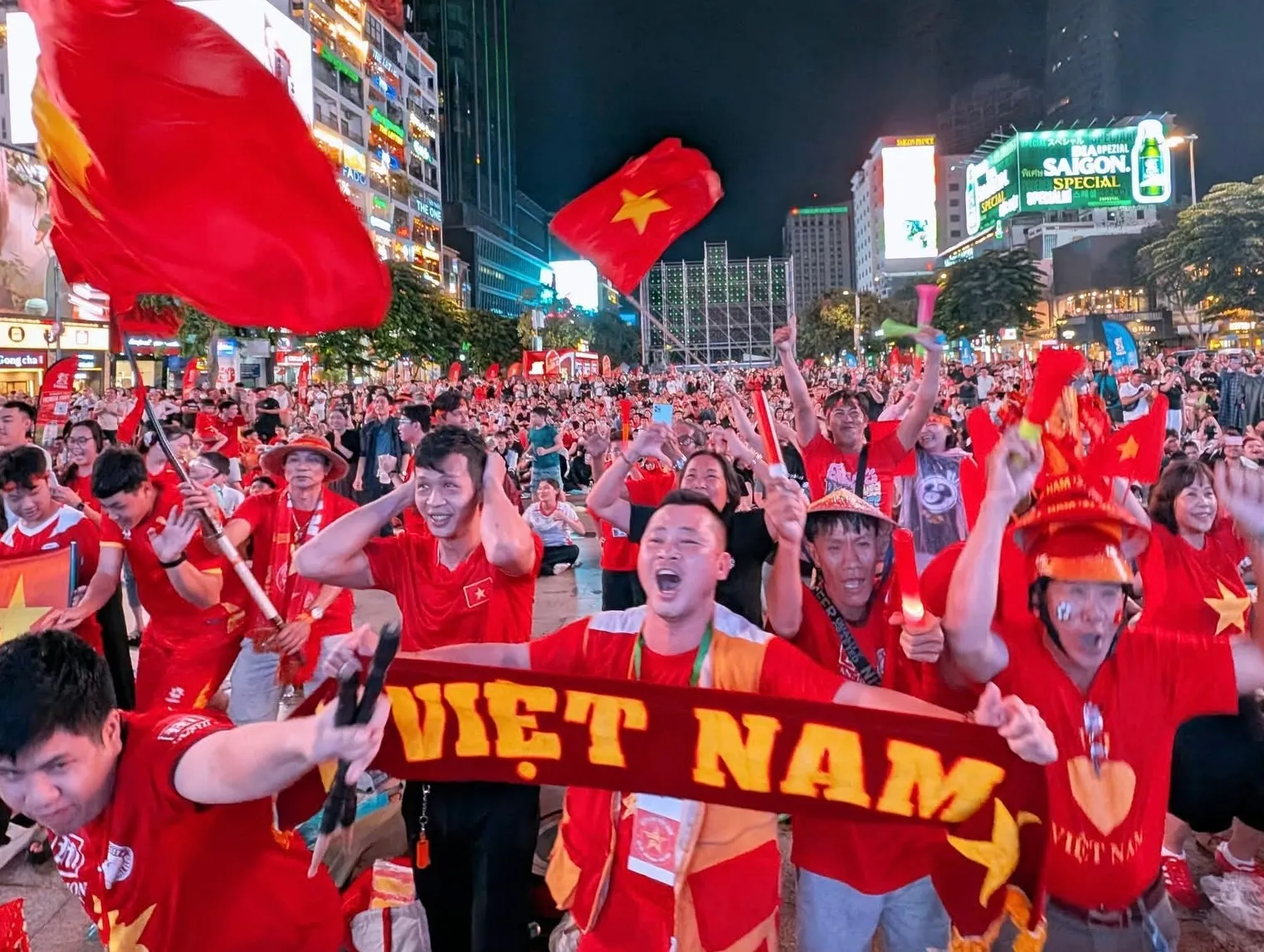 Phố đi bộ Nguyễn Huệ rực cờ đỏ sau chiến thắng của tuyển Việt Nam - Ảnh 1. Phố đi bộ Nguyễn Huệ rực cờ đỏ sau chiến thắng của tuyển Việt Nam - Ảnh 1.