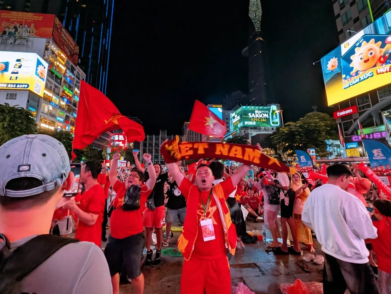 Niềm vui của người hâm mộ sau chiến thắng 2-0 của tuyển Việt Nam 
