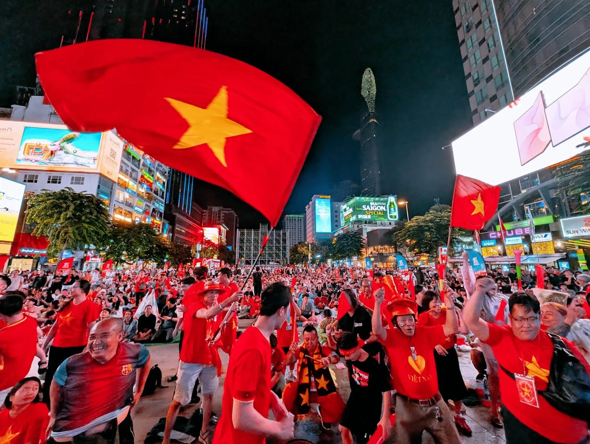 Niềm vui của người hâm mộ sau chiến thắng 2-0 của tuyển Việt Nam 