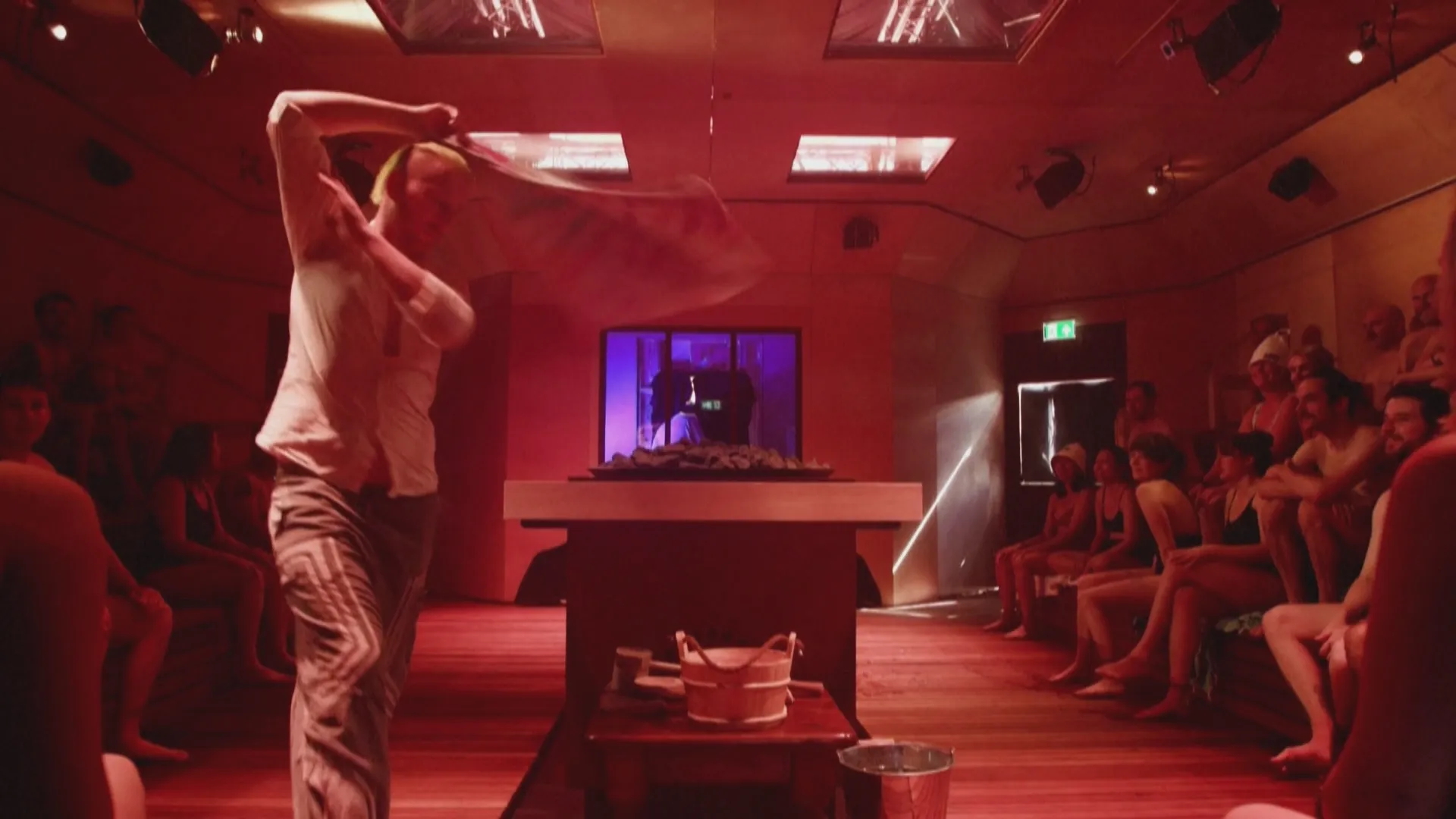 Nghệ sĩ biểu diễn trong không gian phòng sauna tại Edinburgh, Scotland