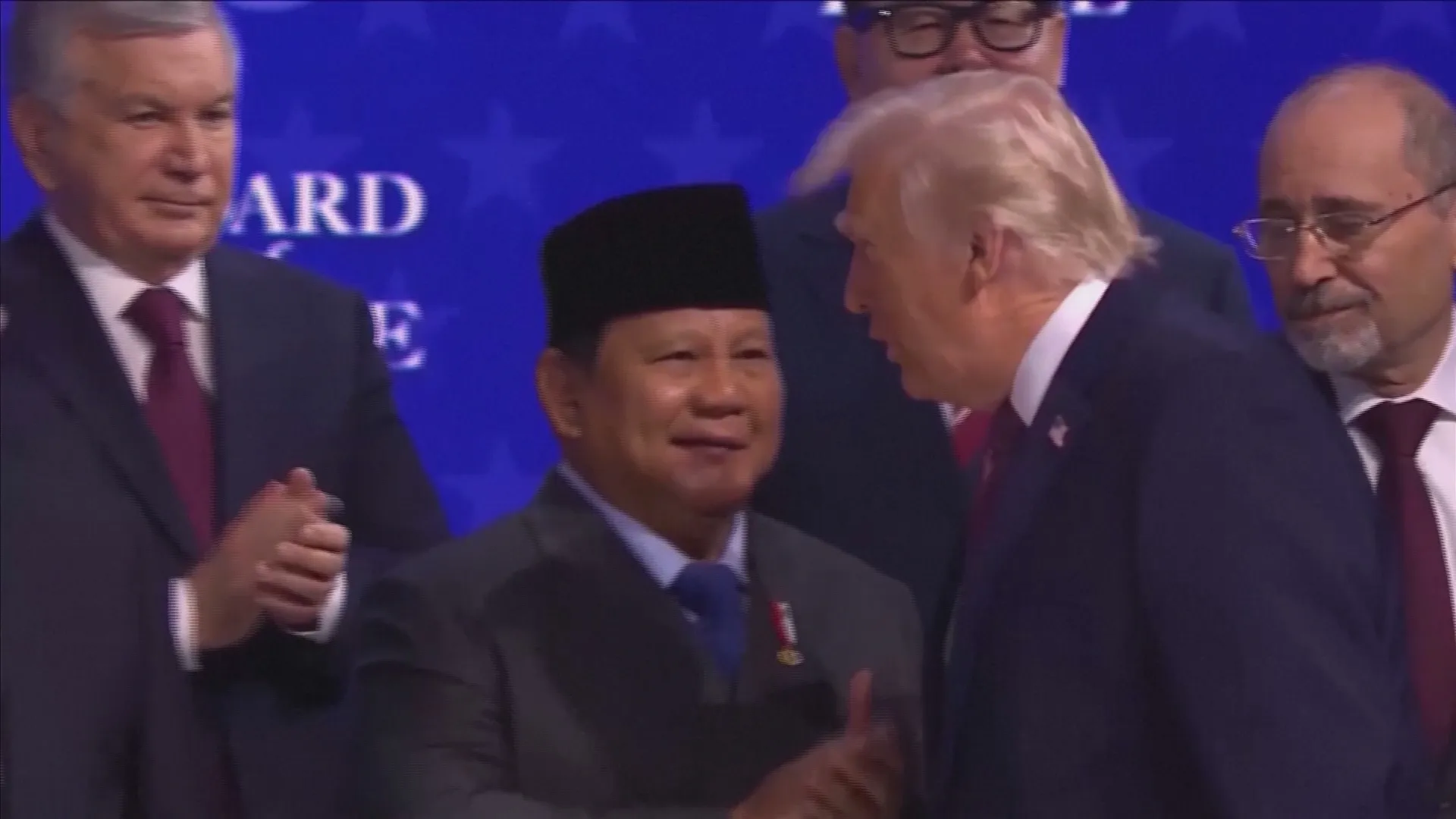 Tổng thống Mỹ Donald Trump trao đổi với các nhà lãnh đạo tại sự kiện của Hội đồng Hòa Bình