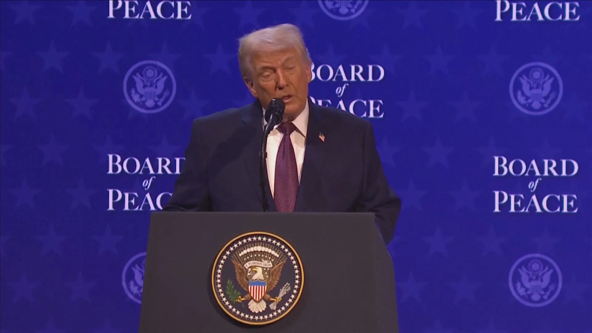 Tổng thống Mỹ Donald Trump trao đổi với các nhà lãnh đạo tại sự kiện của Hội đồng Hòa Bình