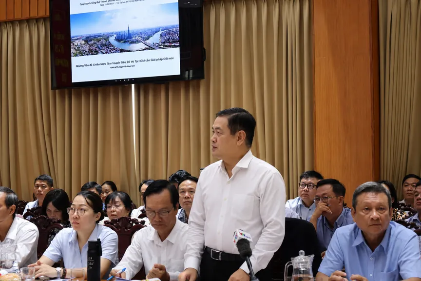Kiến trúc sư Ngô Viết Nam Sơn góp ý - Ảnh: Kim Anh