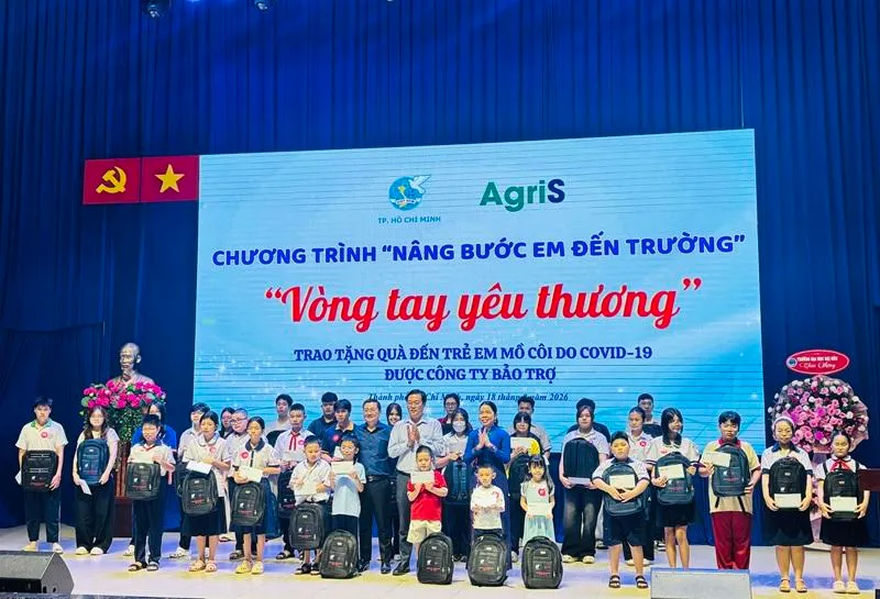 lanh-dao-tp-va-hoi-lhpn-tp-trao-qua-den-tay-cac-em-mo-coi-do-covid-19_20260818113216