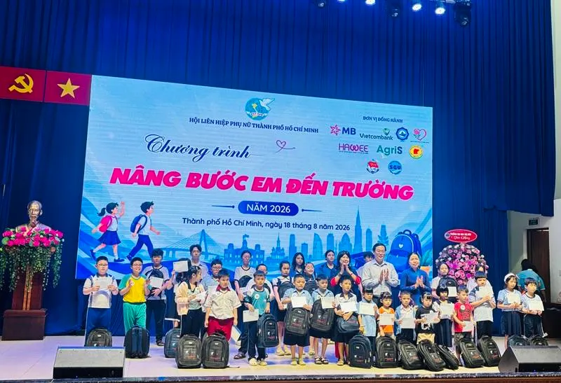 lanh-dao-tp-va-hoi-lhpn-tp-trao-qua-cho-cac-em_20260818113216