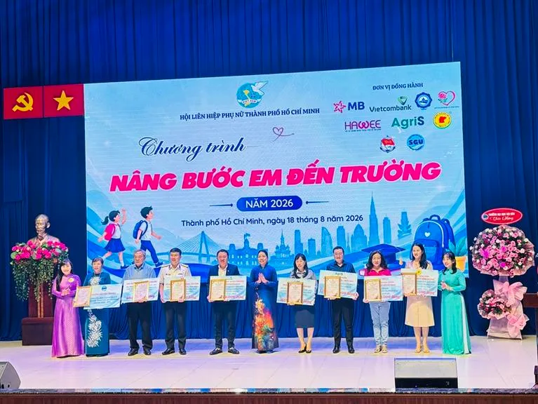 trao-bang-bieu-trung-cam-on-cac-don-vi-dong-hanh_20260818113216