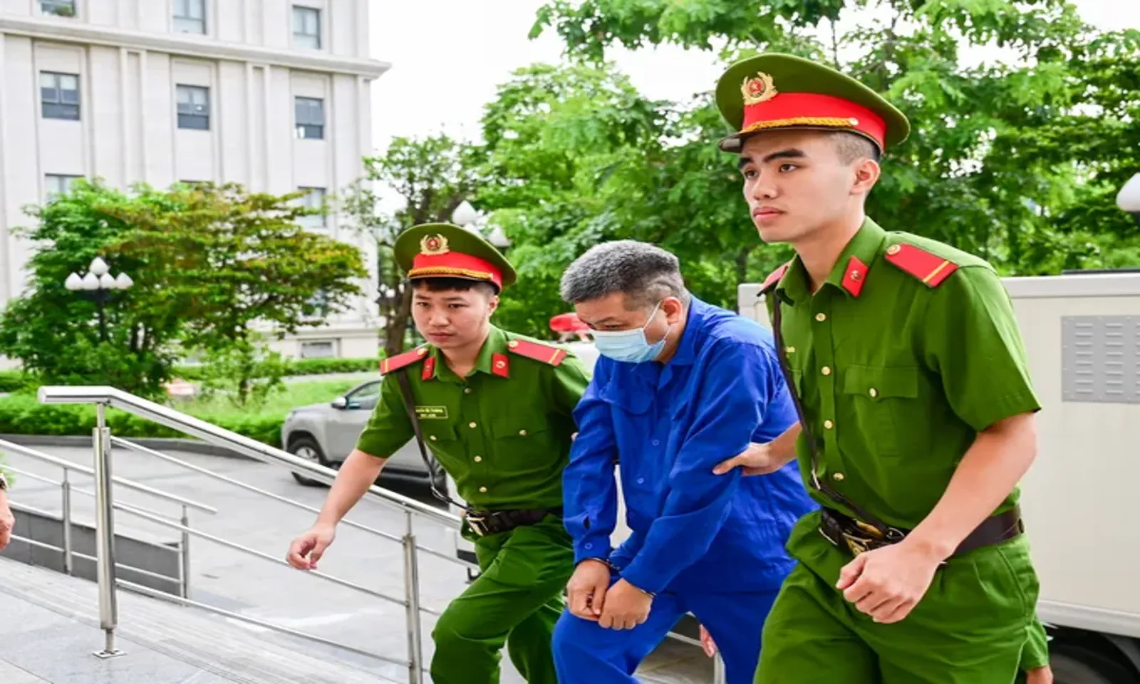 Cựu Thứ trưởng Nguyễn Bá Hoan và 27 bị cáo hầu tòa - Ảnh 3