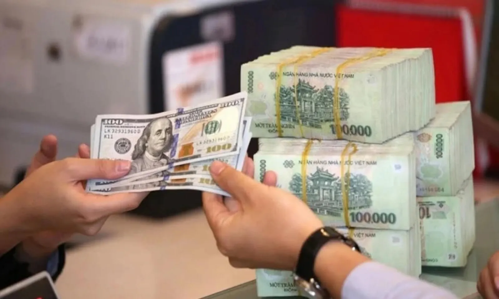 Tỷ giá ngoại tệ ngày 18-8 Dinar Kuwait có giá bán cao nhất - Ảnh 1