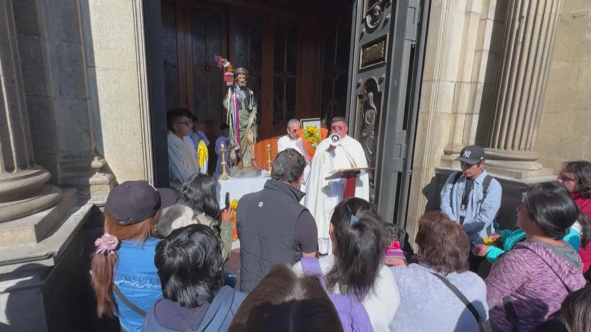 Bolivia: Lễ hội Thánh Roch dành cho loài chó - Ảnh 4.