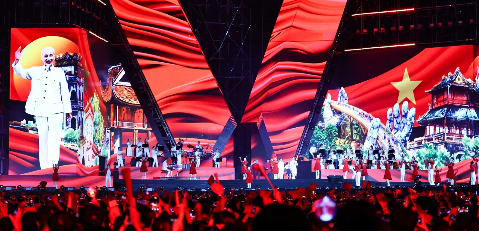 Concert quốc gia: “Tổ quốc trong tim”, “Tự hào là người Việt Nam” mang đến một câu chuyện âm nhạc 3 thế hệ: từ những giai điệu hào hùng đã gắn bó với lịch sử dân tộc, những ca khúc khắc họa khát vọng đổi mới, đến những sáng tác trẻ trung, hiện đại, phản ánh tinh thần Việt Nam hôm nay (Ảnh: TTXVN)