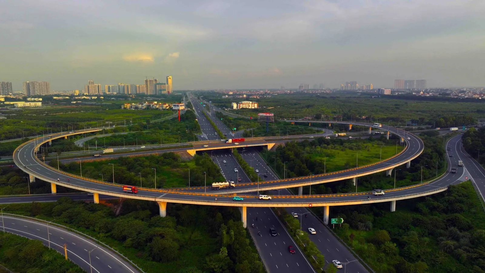 Nút giao thông đầu tuyến đường cao tốc Hà Nội - Hải Phòng (Ảnh: TTXVN)