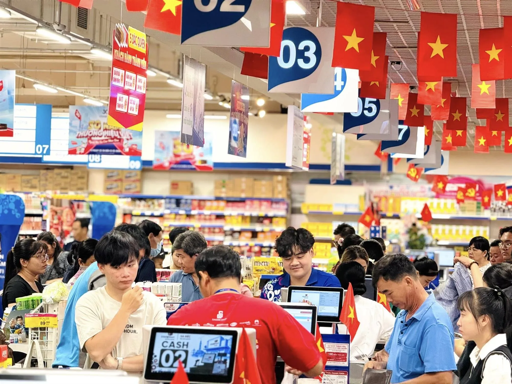 Không gian mua sắm tại Saigon Co.op rộn ràng sắc màu Quốc khánh, lan tỏa tinh thần tự hào hàng Việt.