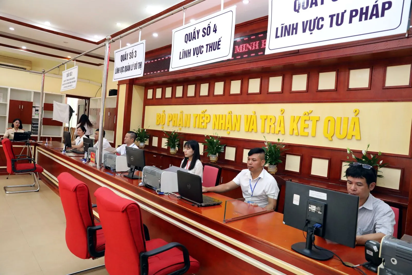 Cán bộ làm việc tại Trung tâm phục vụ hành chính công phường Đông Kinh, tỉnh Lạng Sơn (Ảnh: TTXVN)