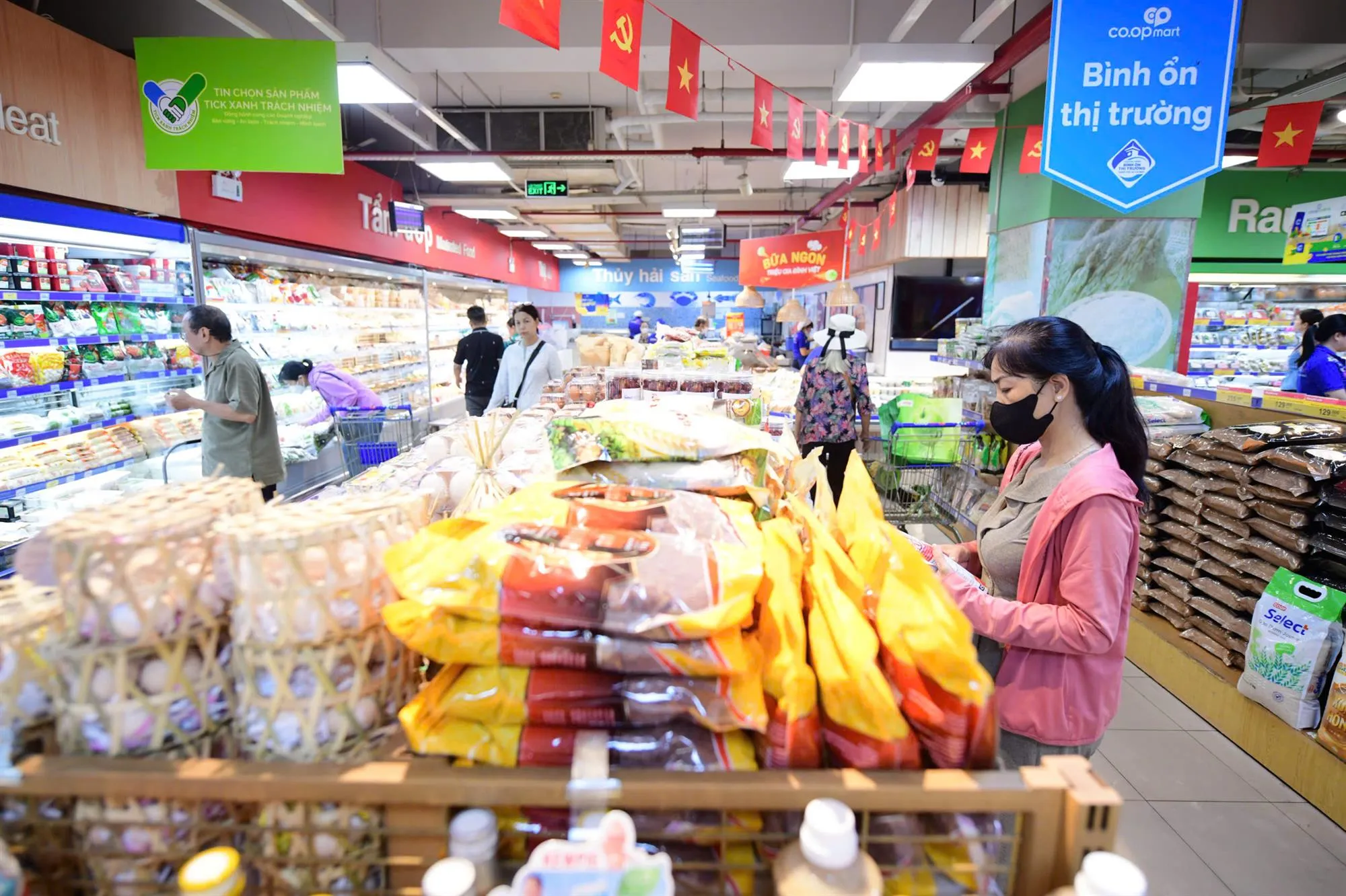 Người tiêu dùng mua sắm các sản phẩm hàng Việt tại Saigon Co.op, hưởng ứng chương trình _Tự hào hàng Việt_.